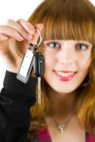 Mujer de ventas que ofrece llaves del coche —  Fotos de Stock