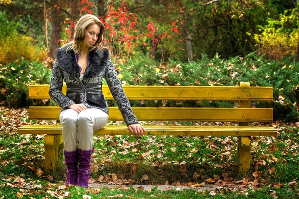 Pretty woman on bench — Stock Photo, Image