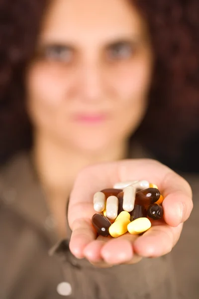 Женщина с таблетками — стоковое фото