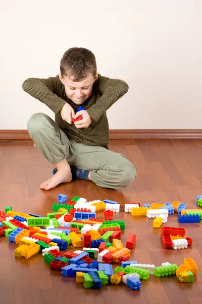 Ragazzo carino che gioca con i cubi — Foto Stock