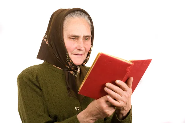 Старенька селянка читає — стокове фото