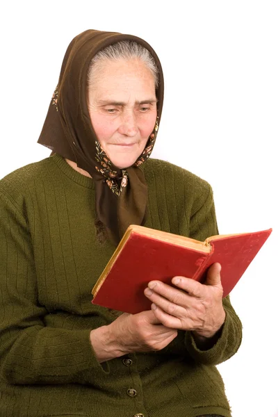 Yaşlı köylü kadın okuma — Stok fotoğraf