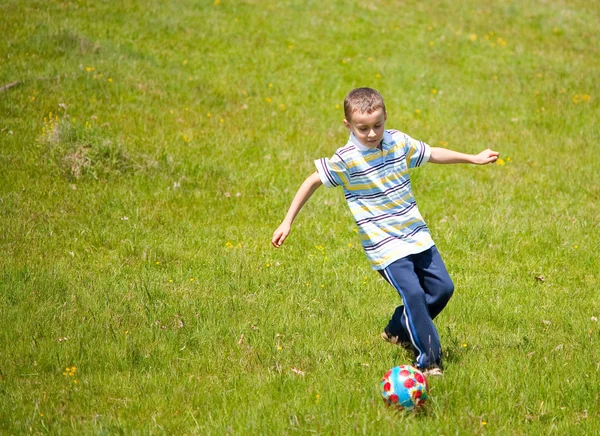 Niño jugando fútbol — Foto de Stock