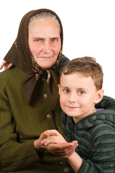 Großmutter und Neffe umarmen sich — Stockfoto