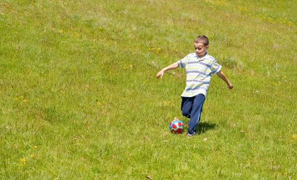 Pojke spela fotboll — Stockfoto
