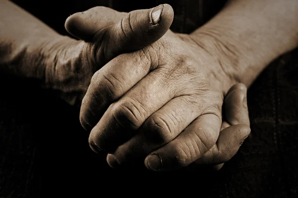 Старые руки — стоковое фото