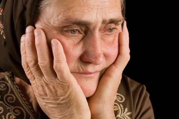 Oude vrouw in verdriet — Stockfoto