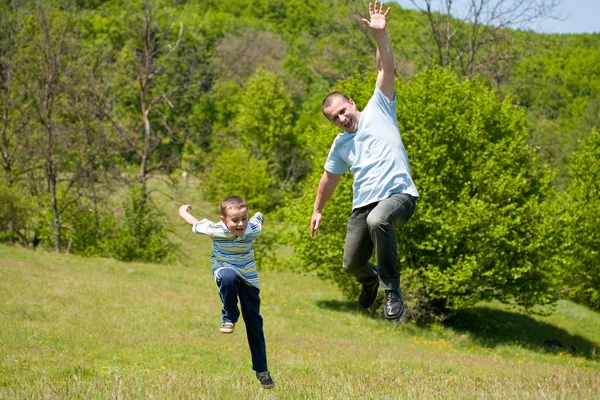 Far och son ha bra tid tillsammans — Stockfoto