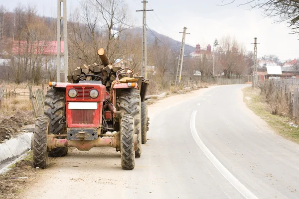 Traktor och släpvagn med loggar — Stockfoto