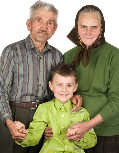 Gelukkig bejaarde echtpaar met hun kleinzoon — Stockfoto