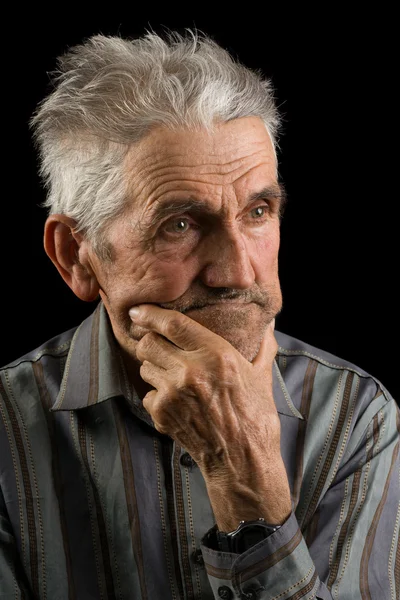 Oude man op zwarte achtergrond — Stockfoto