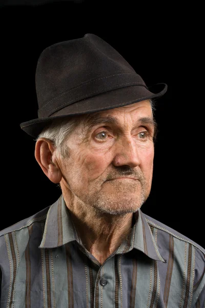Старик в черной шляпе — стоковое фото