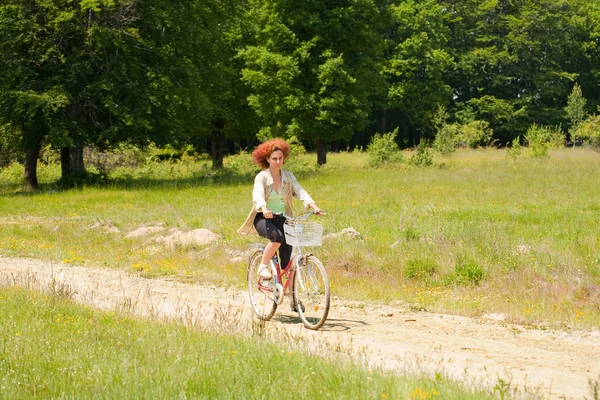 Mujer con bicicleta — Foto de Stock