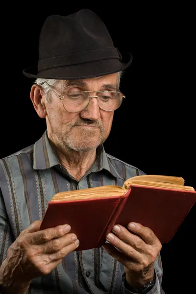 Oude man leest een boek — Stockfoto