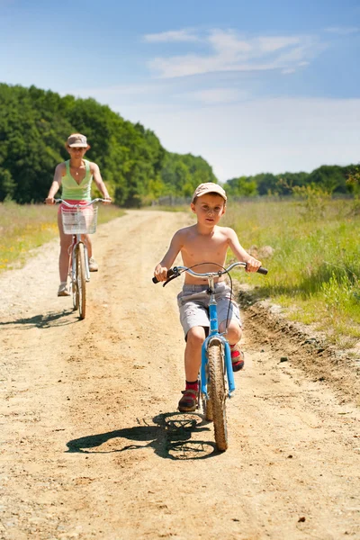 Mor och son med cyklar — Stockfoto