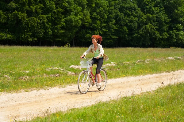 Žena s kolo — Stock fotografie