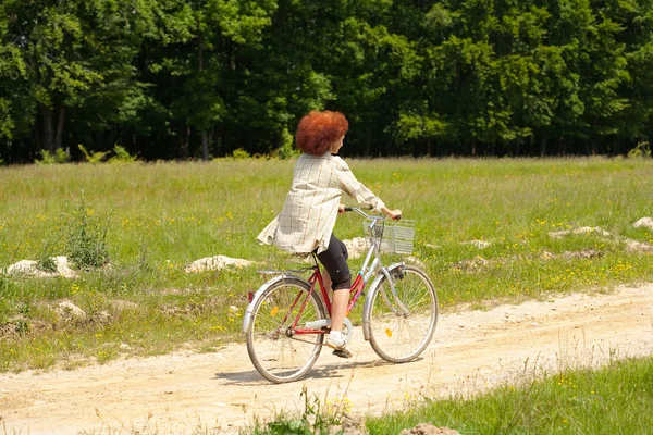 여자 자전거 — 스톡 사진
