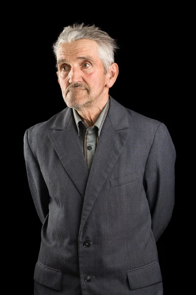 Senior in een grijs pak — Stockfoto