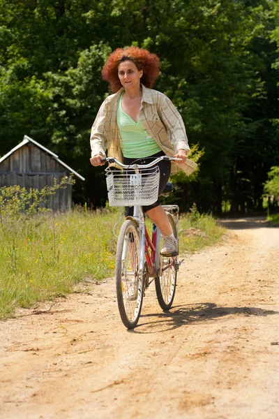 Frau mit Fahrrad — Stockfoto