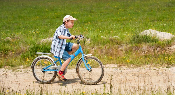 Ragazzo con bici — Foto Stock