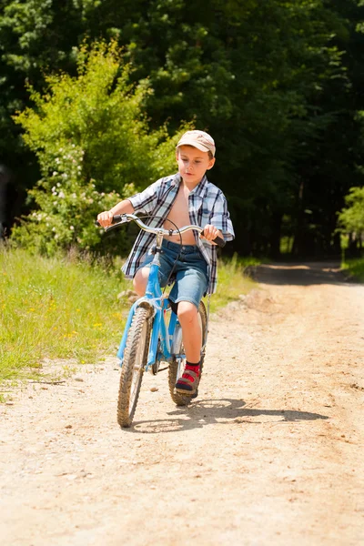 自行车的男孩 — 图库照片