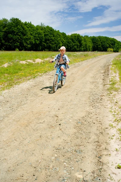 Мальчик с велосипедом — стоковое фото