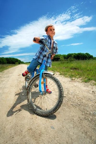 Çocuk bisikleti ile — Stok fotoğraf
