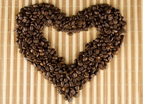 Herz aus Kaffeebohnen — Stockfoto