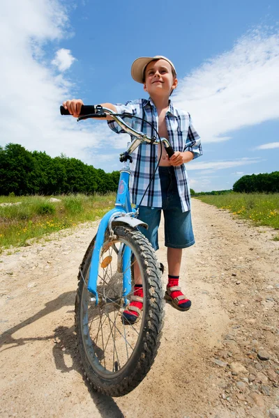 Jongen met fiets — Stockfoto