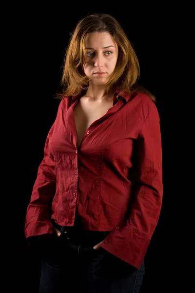 Senhora bonita com camisa vermelha e jeans — Fotografia de Stock