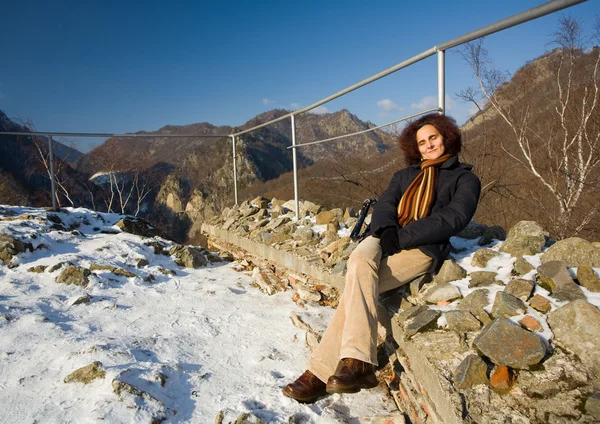 山の風景でかなりの女性 — ストック写真