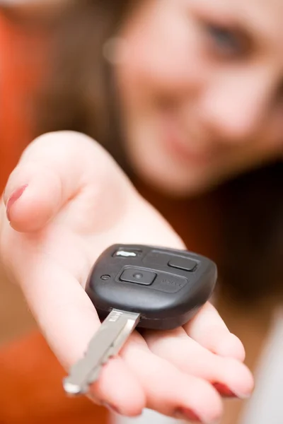 Kobieta sprzedaży oferuje kluczyki do samochodu — Zdjęcie stockowe