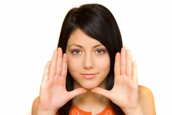 Mulher enquadrando seu rosto com as palmas das mãos — Fotografia de Stock