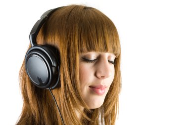 Müzik dinleyen kız