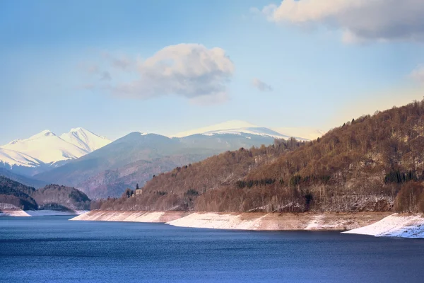 Göl ve dağlar — Stok fotoğraf