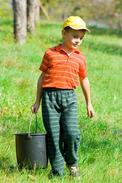 Miúdo bonito com um balde — Fotografia de Stock