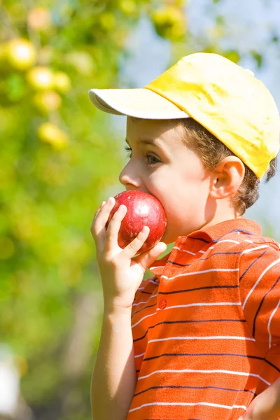 少年の食用リンゴ — ストック写真