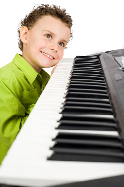 Söta unge spelar piano — Stockfoto