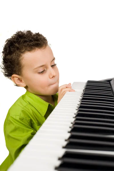 Милый ребенок играет на пианино — стоковое фото