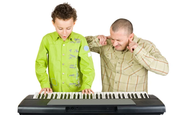 Малюк погано грає на піаніно — стокове фото
