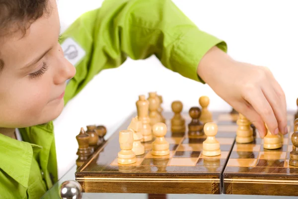 Enfant jouant aux échecs — Photo