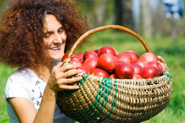 Γυναίκα με καλάθι γεμάτο μήλα — Φωτογραφία Αρχείου