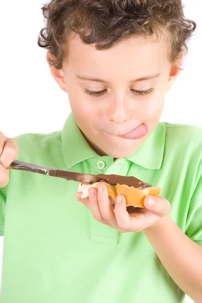 Çocuk fıstık ezmesi ekmek üzerinde yayılan — Stok fotoğraf