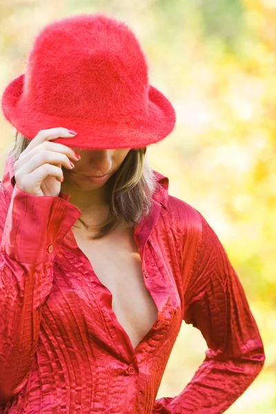 Sexy dame met rode hoed buitenshuis — Stockfoto
