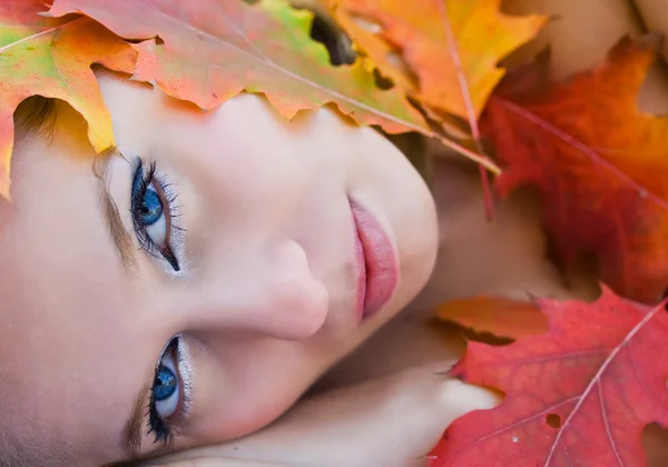 Krásná žena pokryta listí — Stock fotografie
