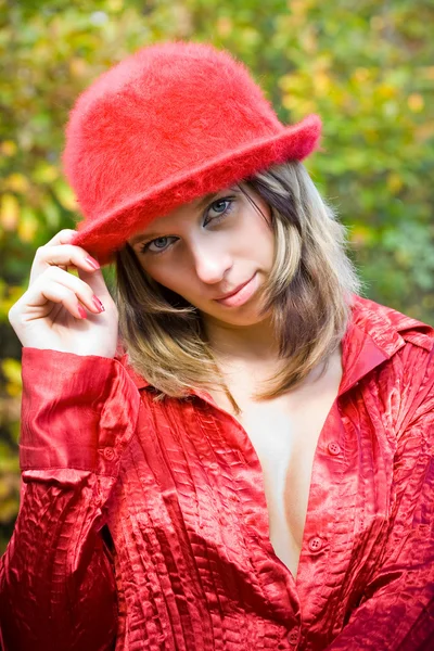 Sexy Dame mit rotem Hut im Freien — Stockfoto