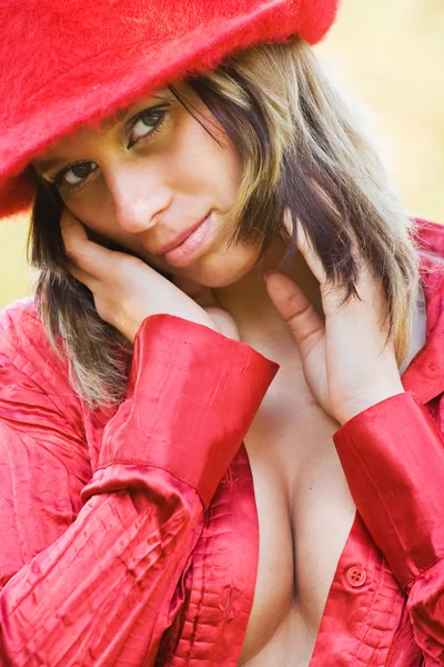 Seksowna pani z czerwony kapelusz na zewnątrz — Zdjęcie stockowe
