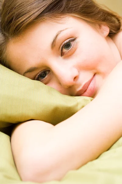 Krásná holka v posteli — Stock fotografie