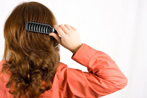 Mulher escovando o cabelo — Fotografia de Stock