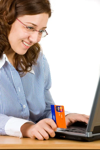 在笔记本电脑上的年轻商业女人 — 图库照片
